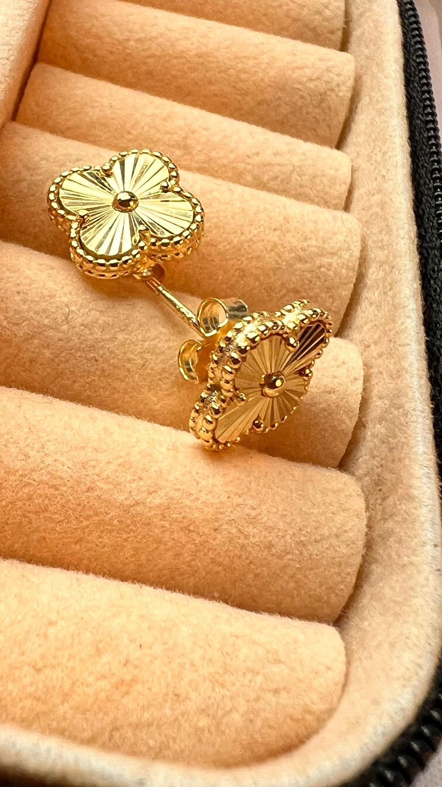 earring model 335